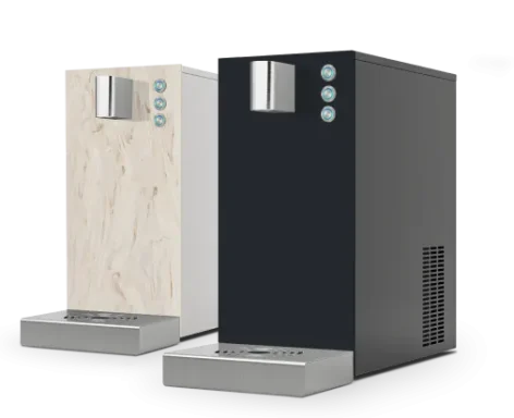 Tafelwassergeräte Zwei moderne Wasserspender, einer in hellem Holzlook, der andere in Schwarz. Quaba