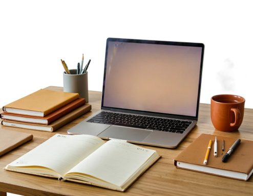 Technische Beratung und Projektierung Ein Schreibtisch mit einem Laptop, Notizbuch, Stiften und einer Tasse.