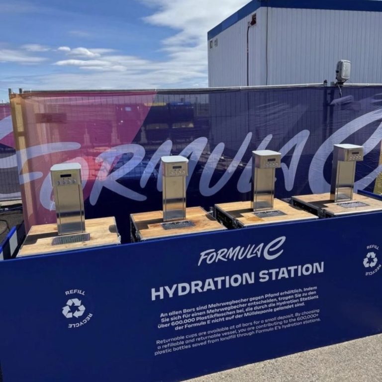 IP 55 Säulen Quaba Formula e Hydrationsstation mit mehreren Wasserstationen bei einem Formel E-Event.